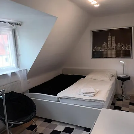 And Fair In - Messe - Apartment